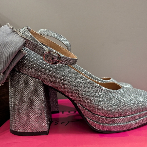 Torrid BETSEY JOHNSON SILVER BOW BACK HEEL size 10 (WW - WIDE WIDTH) NIB - Picture 8 of 17